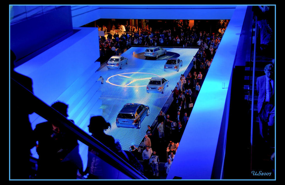The Mercedes-Benz-Show in Blue