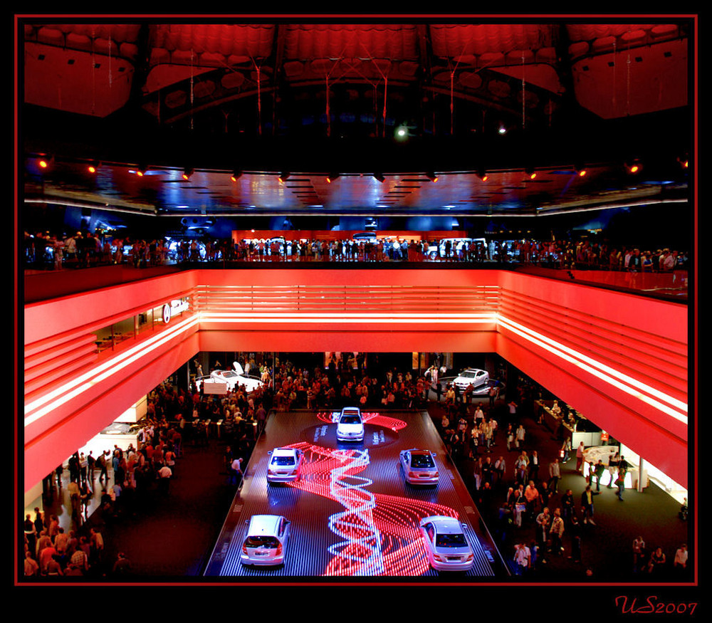 The Mercedes-Benz-Show in Red