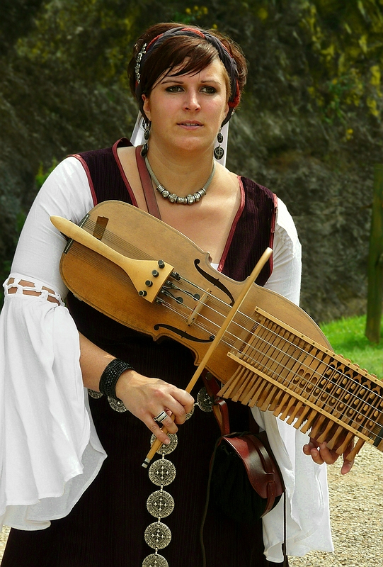 The Middle Ages (102) : Nyckelharpa player