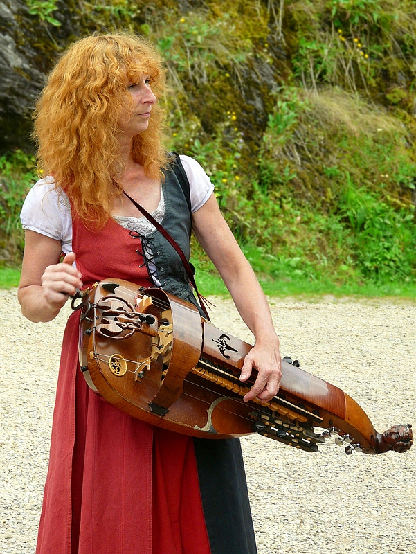 The Middle Ages (81) : Hurdy-gurdy player