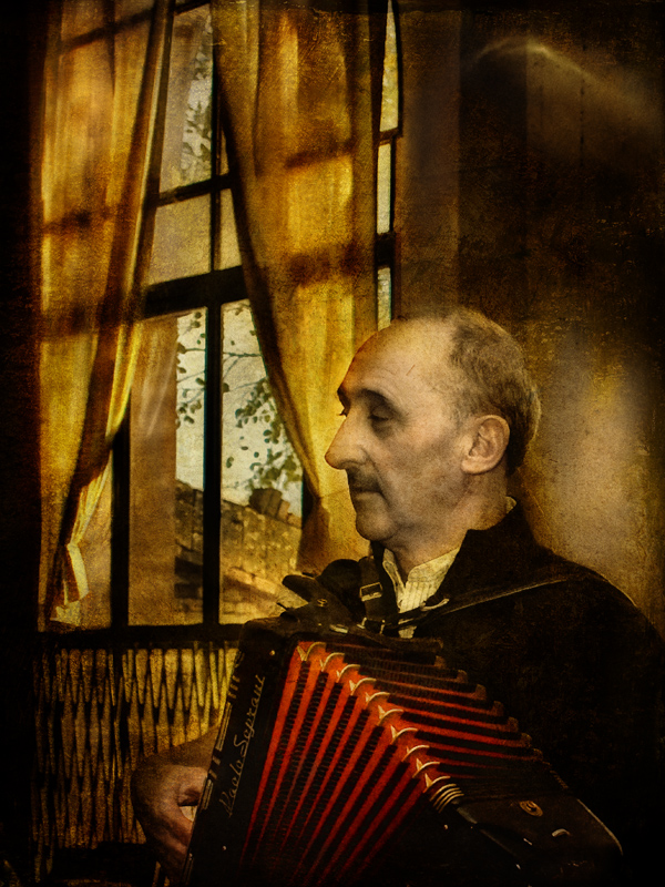 The musician to the window