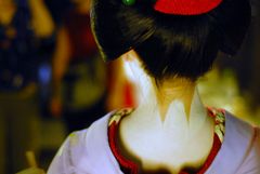 The neck of a maiko