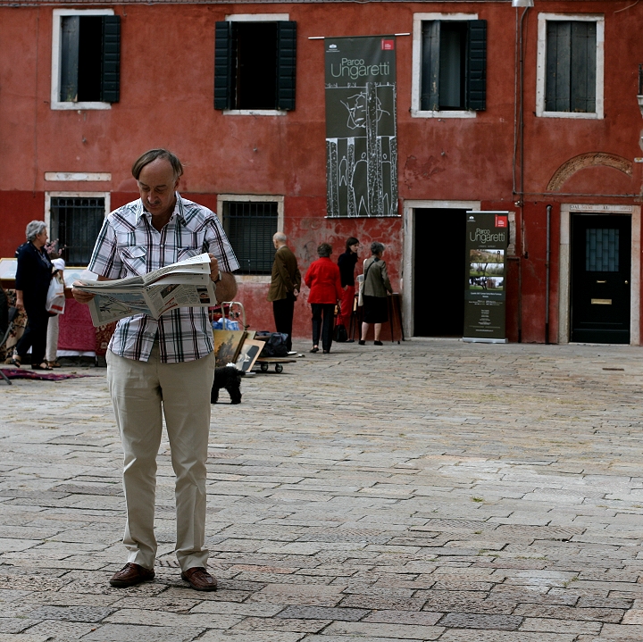 the newspaper reading man (serie)