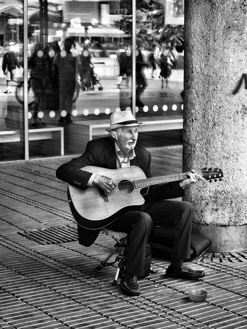 The old man and his guitar