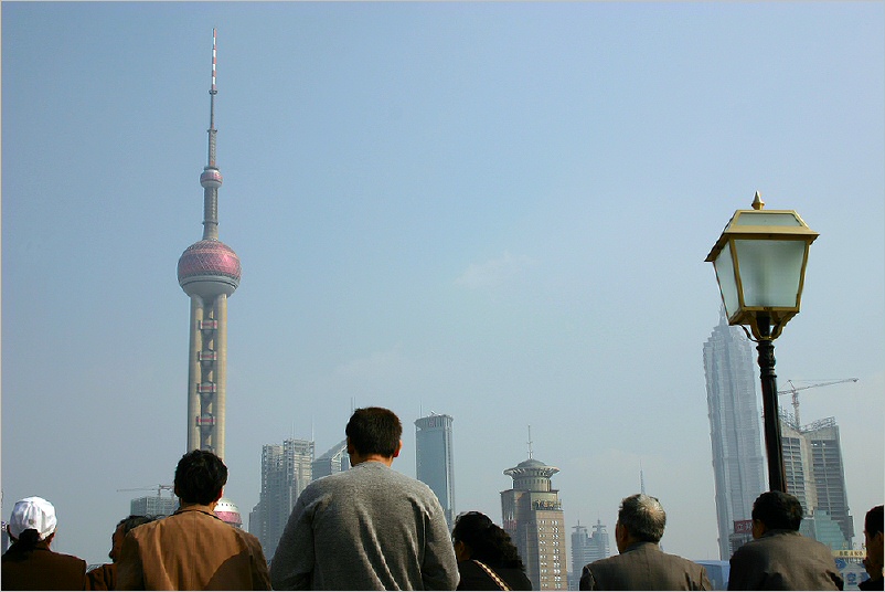 The oriental Pearl Tower - 8 Chinesen ohne Kontrabass