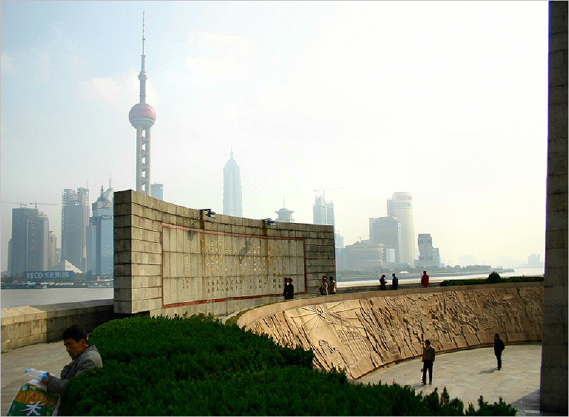 The oriental Pearl Tower - Irgendwer sitzt immer im Abseits