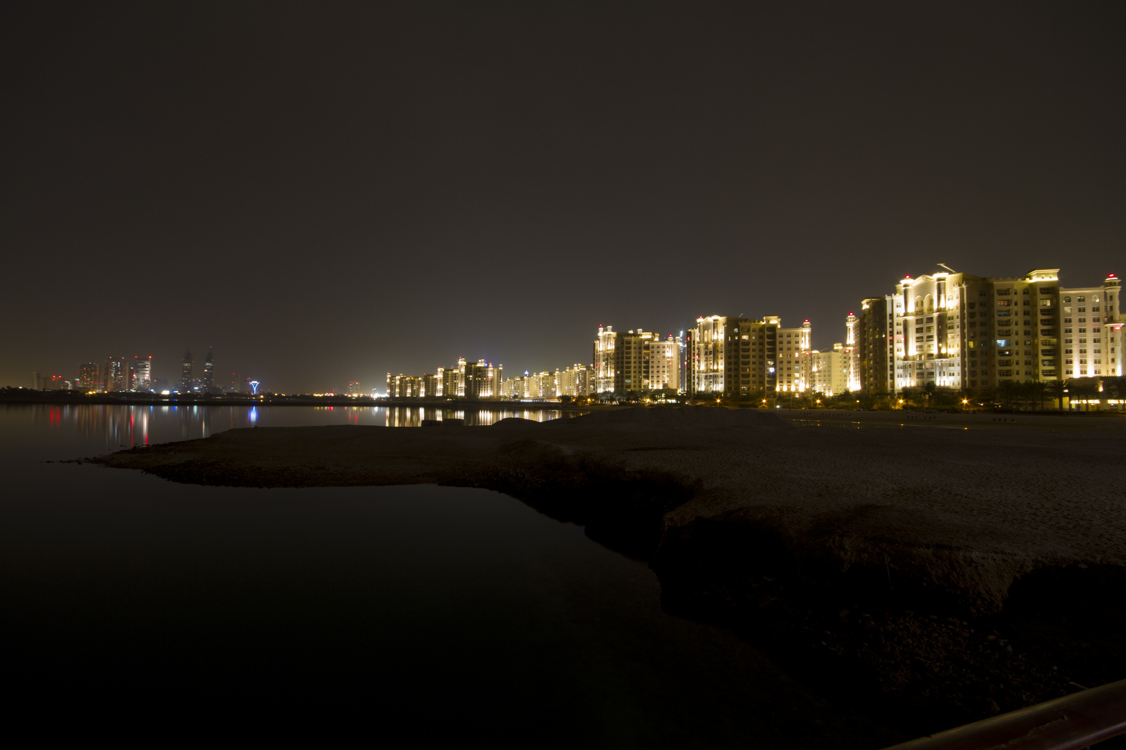 The Palm Shoreline Apartments bei nacht