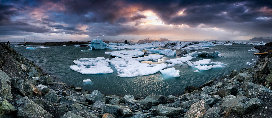 [ ... the photographer / storm over jökulsàrlon ]