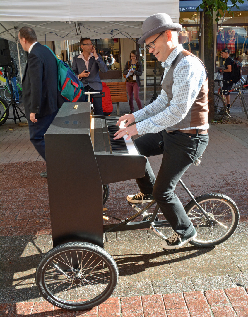 The pianist by bicycle