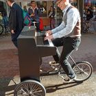 The pianist by bicycle