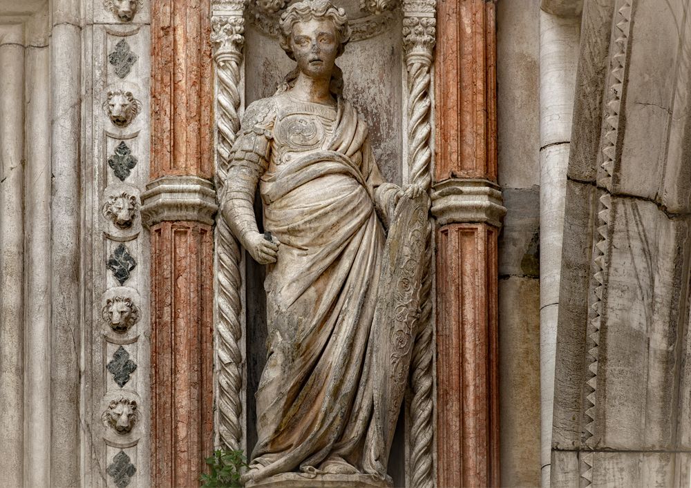 The "Porta della Carta" is the entrance of the Palazzo Ducale 