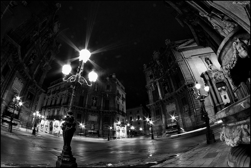 The "Quattro Canti" in Palermo - Night