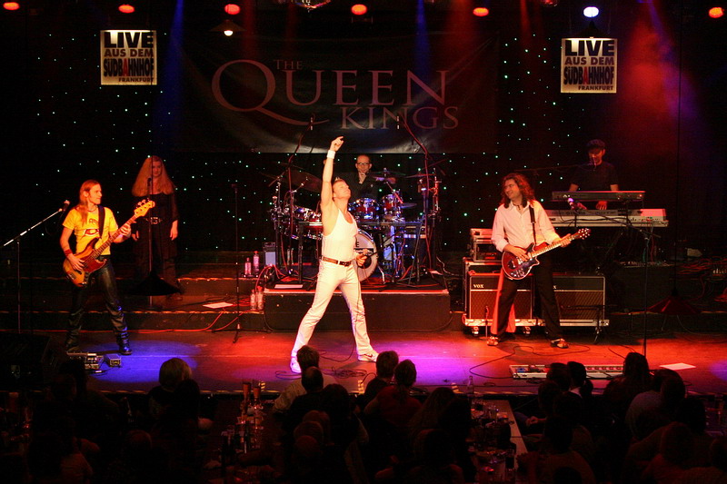 THE QUEEN KINGS ON STAGE