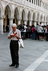 the reading elder man (serie)