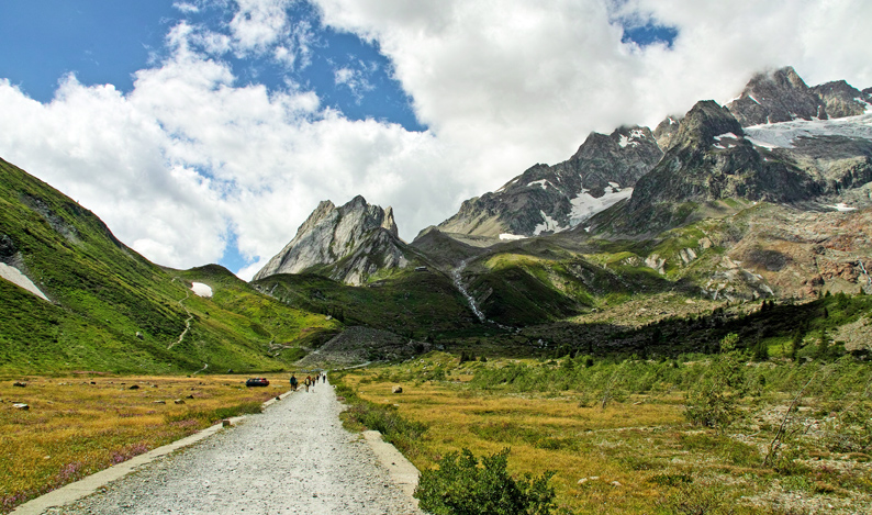 The road to the mountain pass