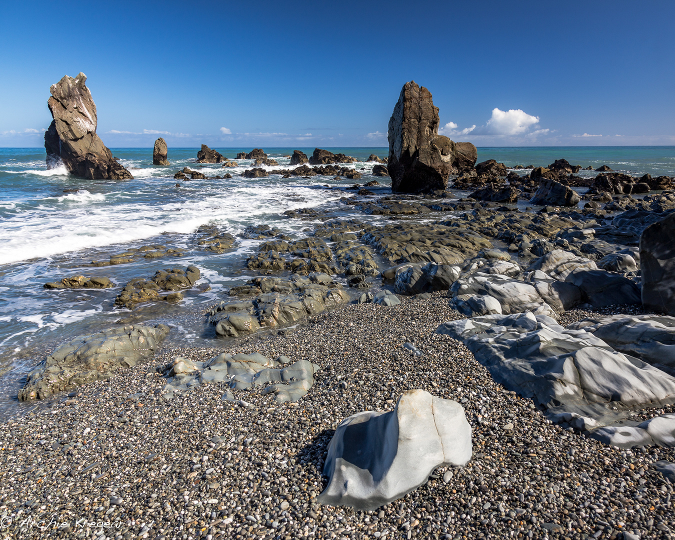 The rocks who break the waves