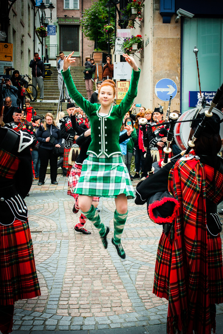  The scottish dancing Girl