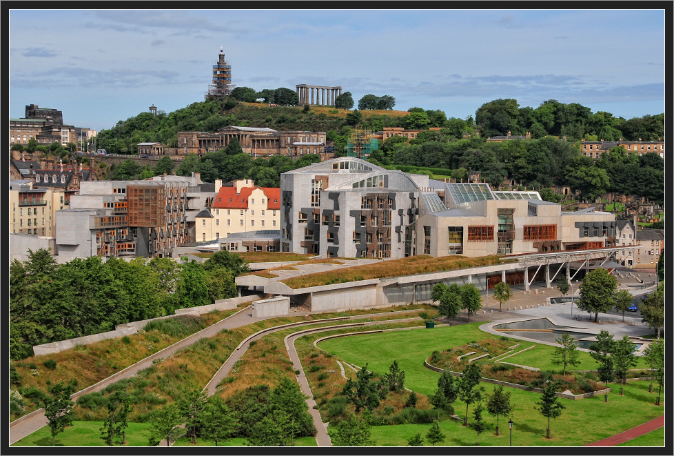 The Scottish Parliament - Aussenansicht - von Athurs Seat aus gesehen