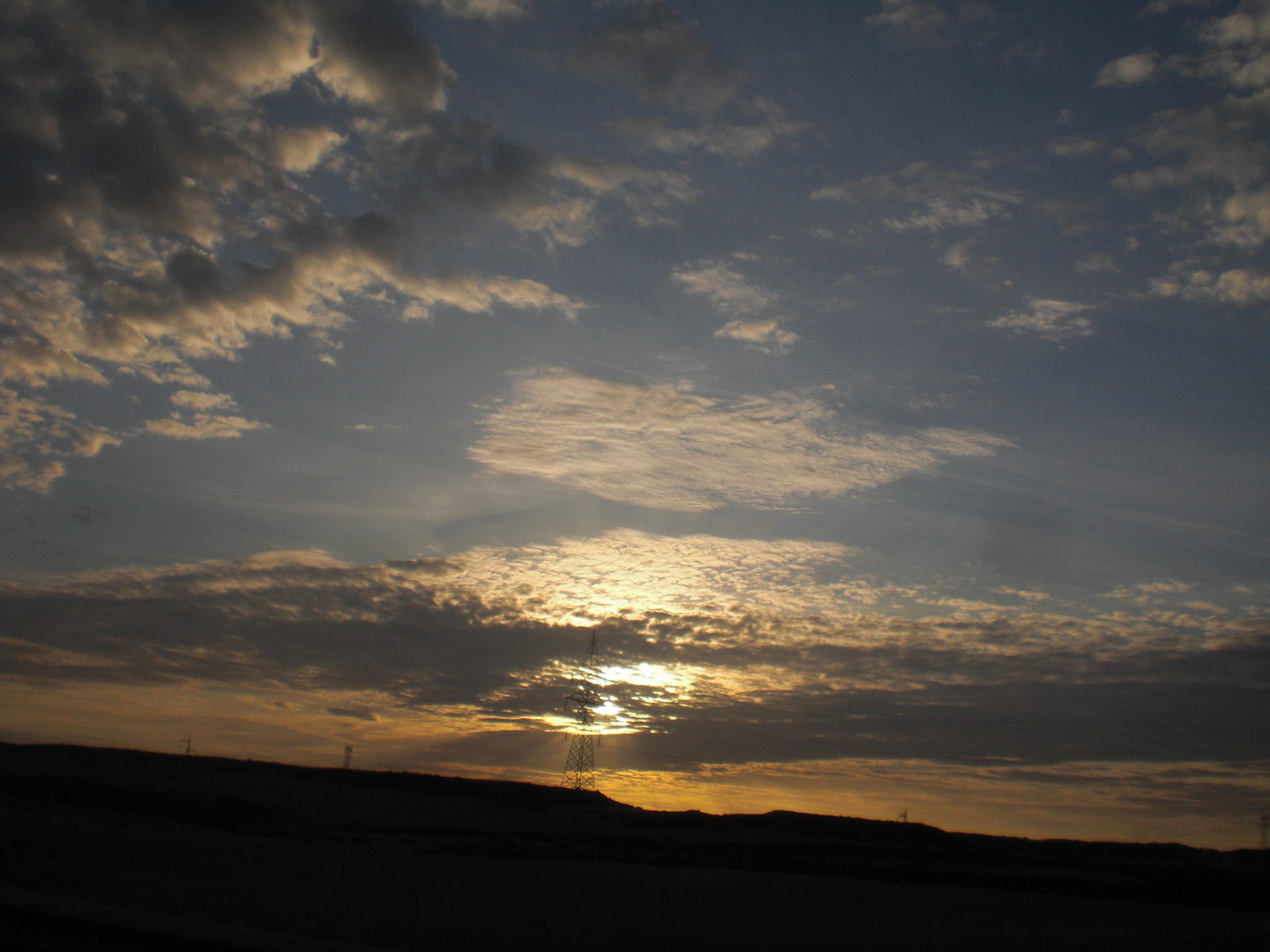 The sky as seen behind a car window / El cielo visto desde la ventana de un coche