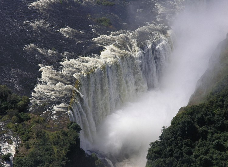 The smoke that thunders... so harmlos sieht der Platschregen von oben aus; Serie Vic Falls & Zambezi