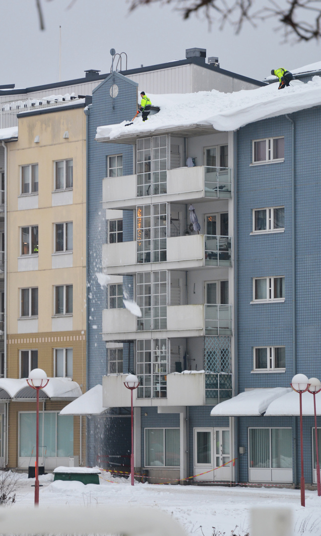 The snow dropper on roof