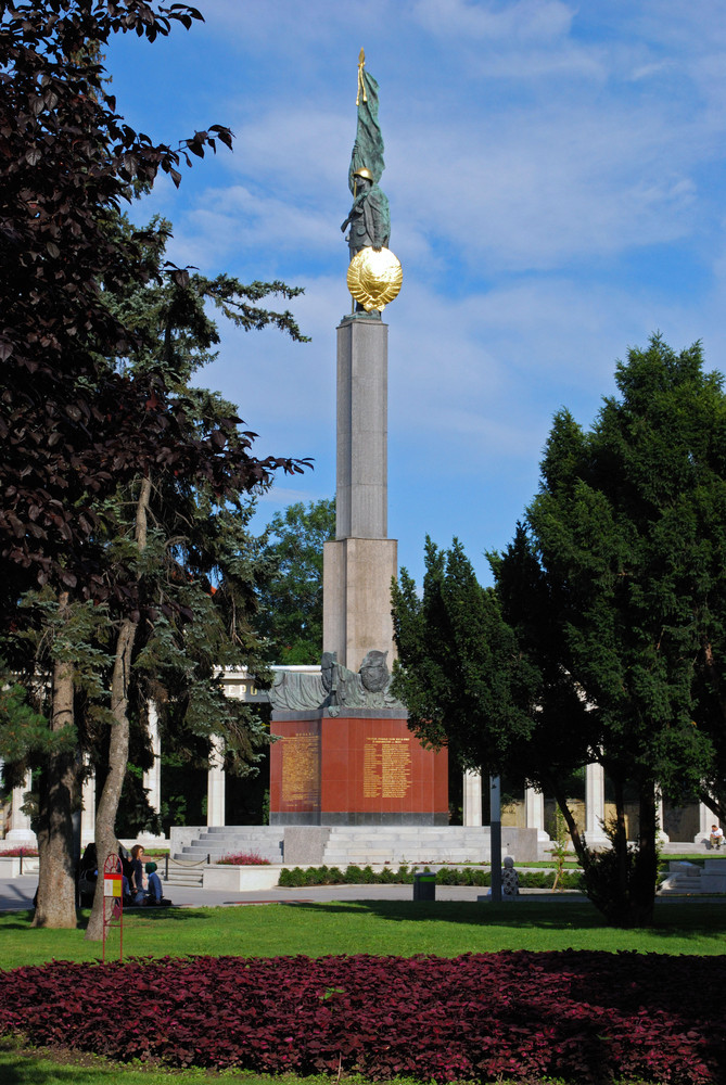 The Soldier is watching - Russendenkmal am Schwarzenbergplatz