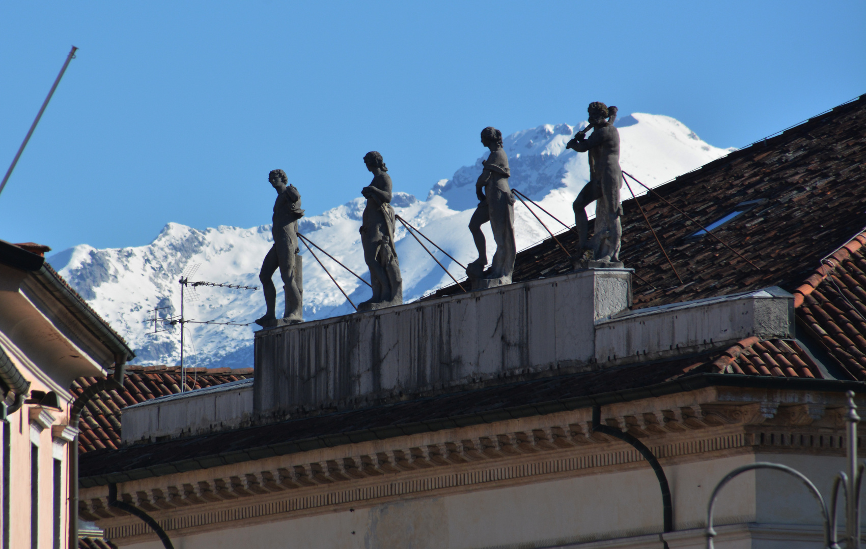 The statues on the roof