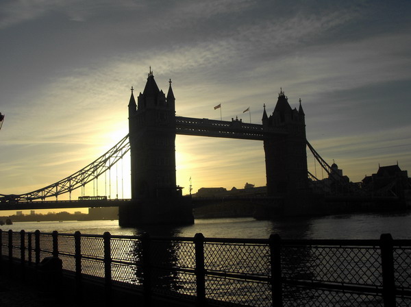 The sun behind Tower Bridge - El sol tras el puente de Londres