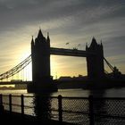 The sun behind Tower Bridge - El sol tras el puente de Londres