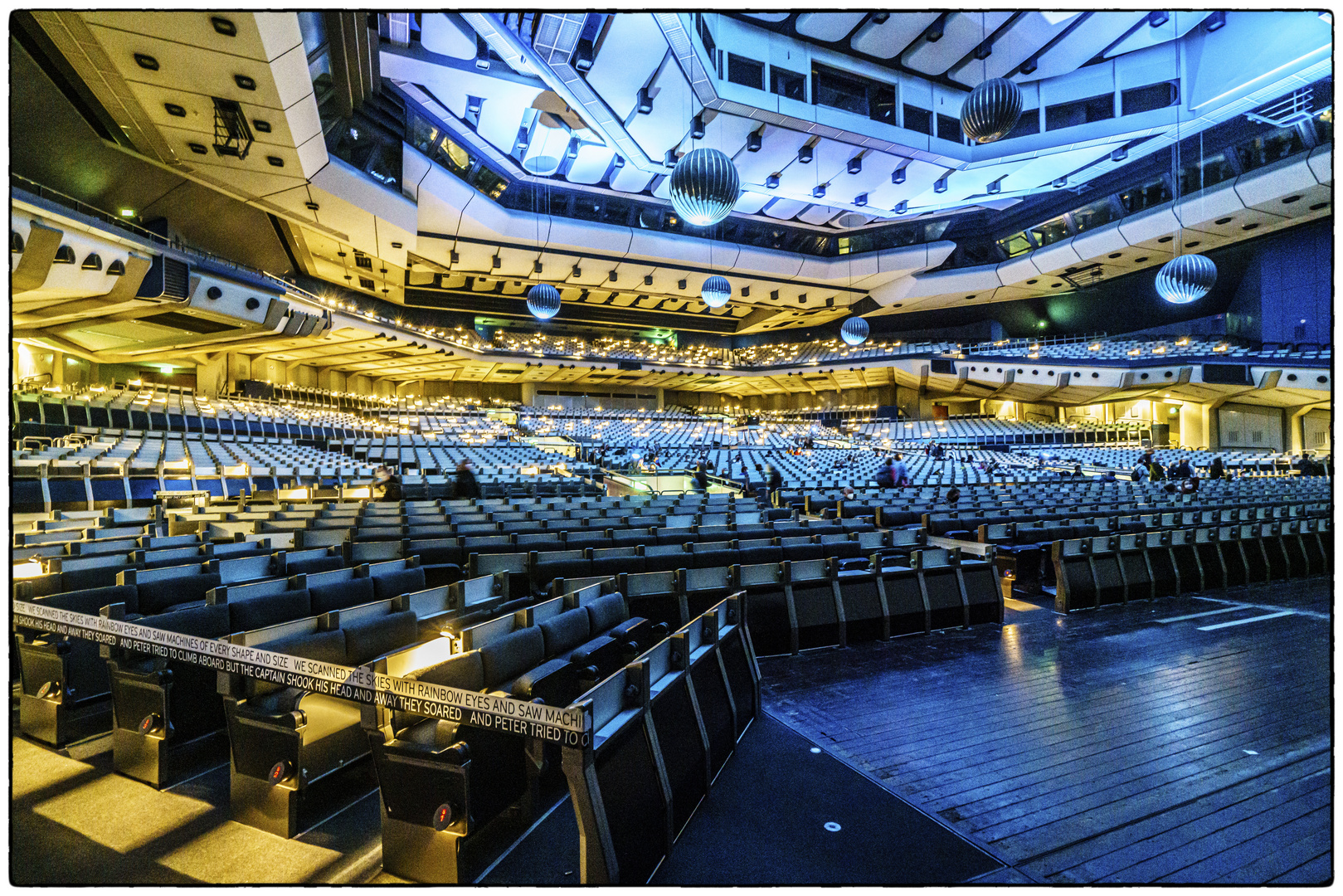 The sun machine is coming down! Main deck of ICC Berlin - Flight