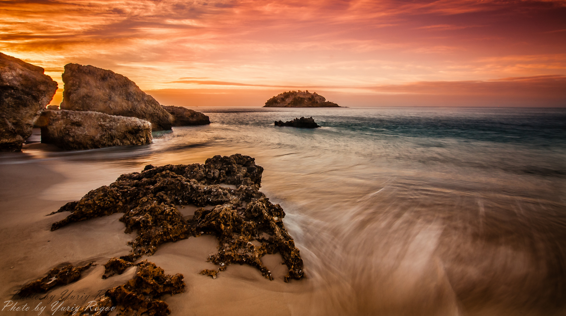 The sun rises at Portinho da Arrábida