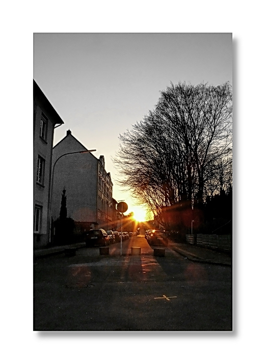 ... the sun sets down over Herderstr. (Wuppertal-Hammerstein, d. Dichterviertel)