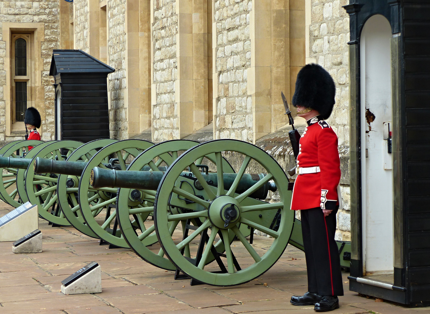 The Tower of London - Waterloo Barracks - Bewacher der Kronjuwelen