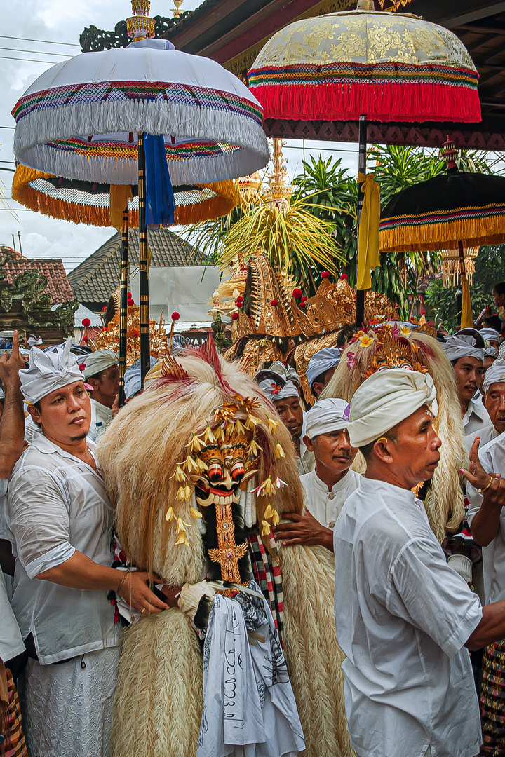 The walk of Rangda