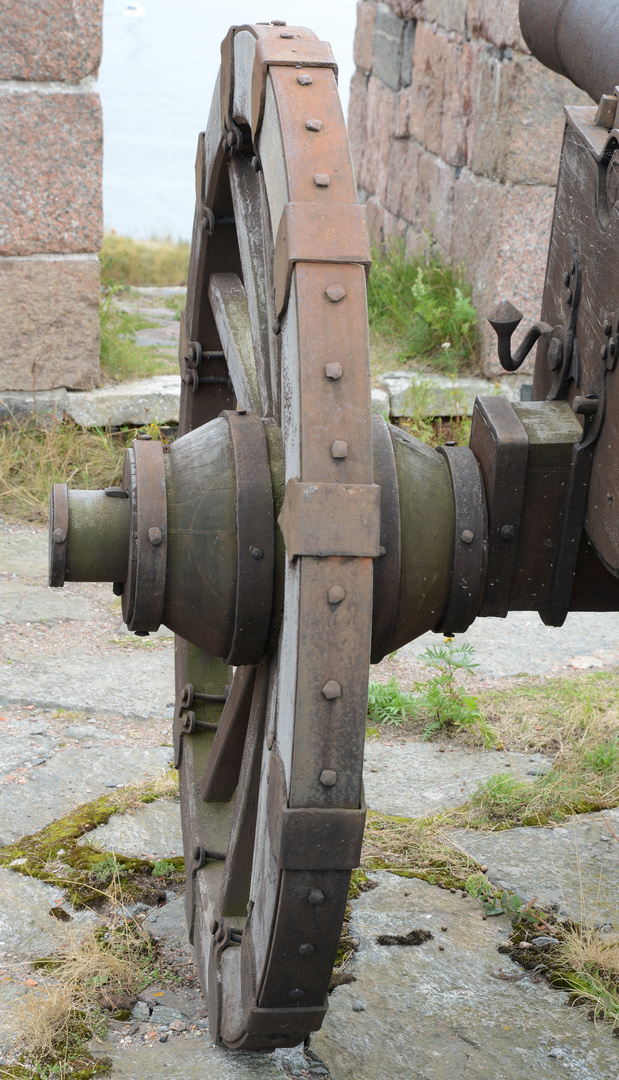 The wheel, a detail of old gun