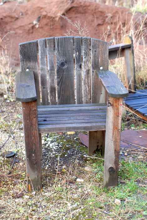 the wooden chair aka blue-collar worker´s throne