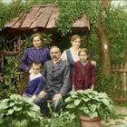 The Zeller family in their garden :.: Der Zeller mit Familie im Garten