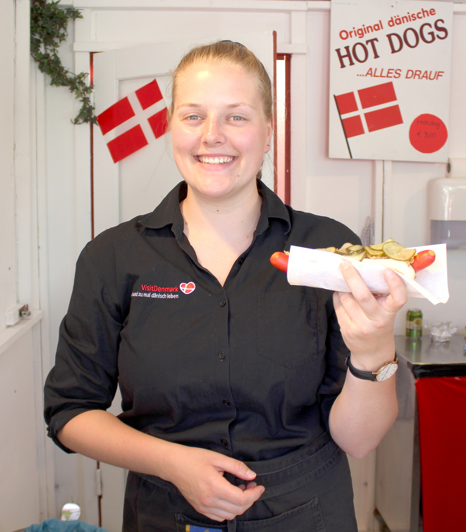 Thea mit Hot Dog