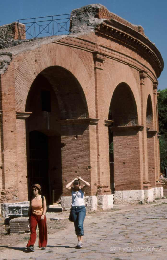 Theater (Außenansicht) von Ostia Antica