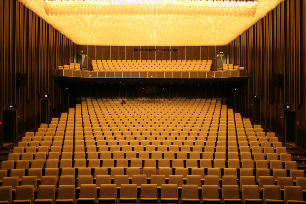 Theater Fulda & eine Zuschauerin Foto & Bild | kunstfotografie & kultur ...
