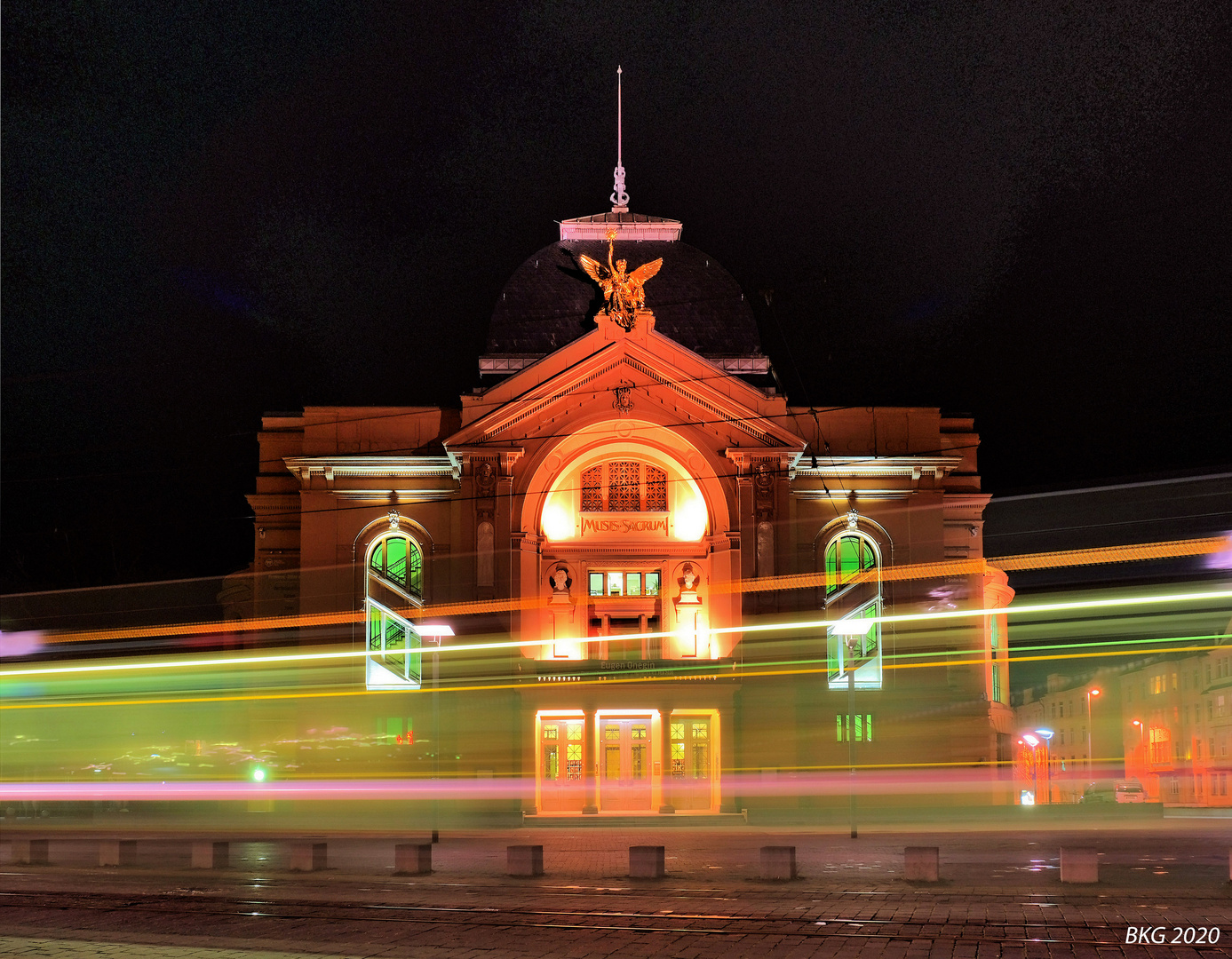 Theater Gera mit durchfahrender Straßenbahn 