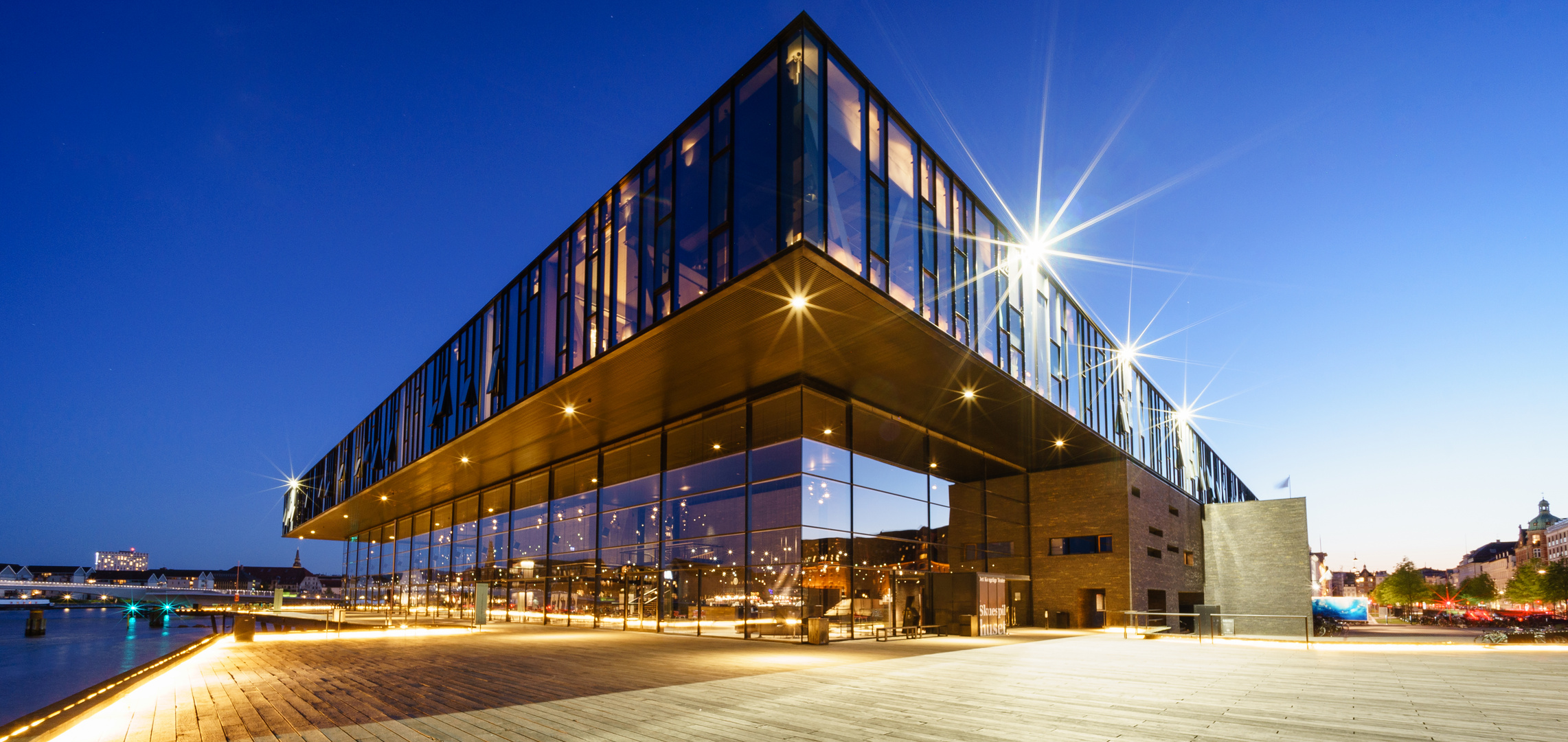 Theater in Kopenhagen zur blauen Stunde