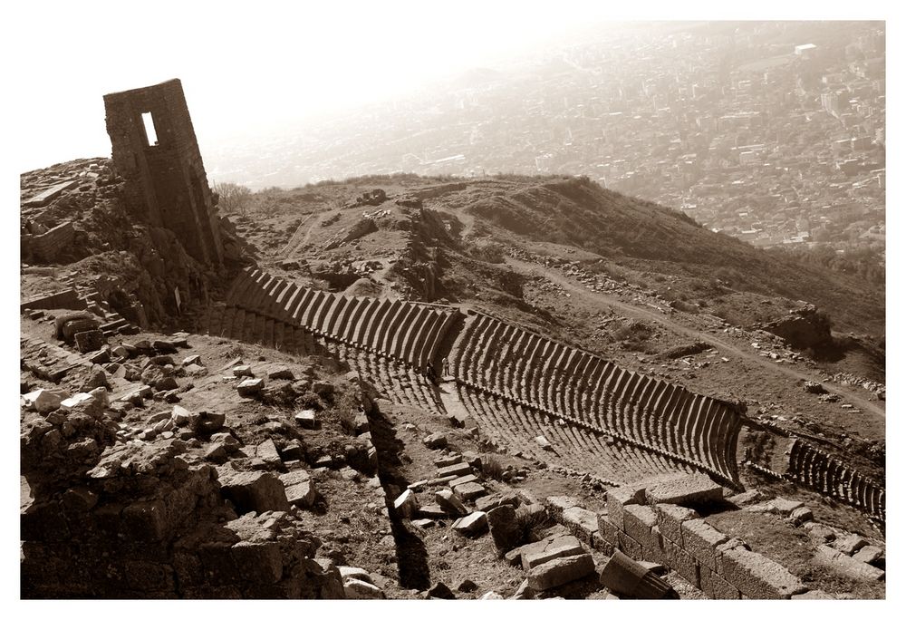 Theater in Pergamon, heutiges Bergama,, oder was davon übrig geblieben ist