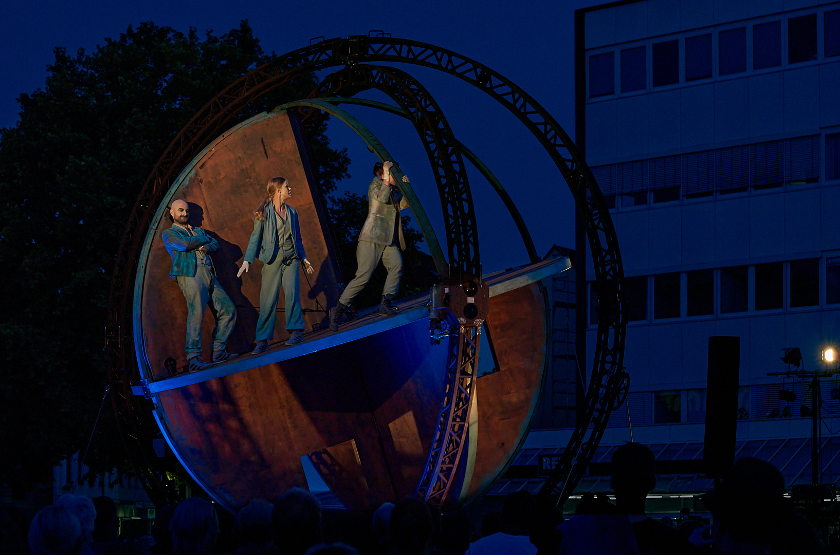 Theater Titanick zeigte Straßentheater zur blauen Stunde vom feinsten…