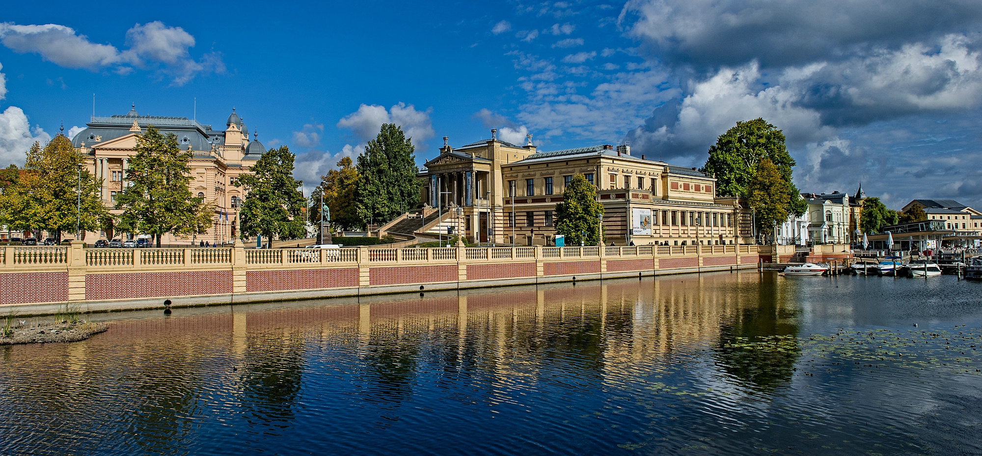 Theater und Museum