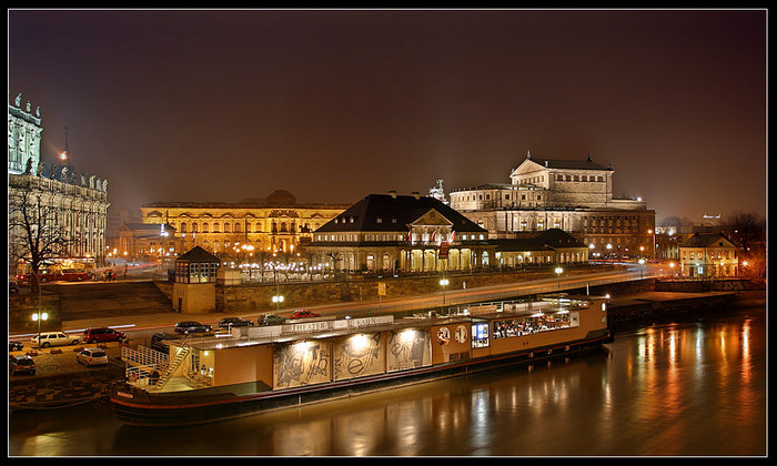 Theaterkahn am Elbufer in Dresden 2