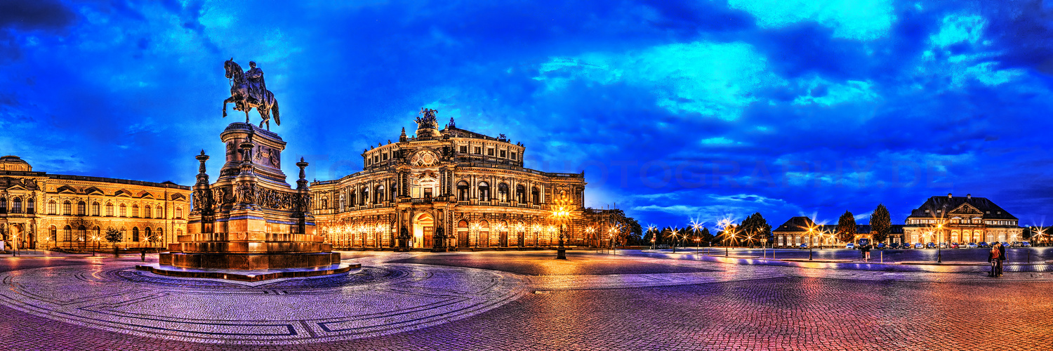 Theaterplatz in Dresden mit Semperopa und Zwinger