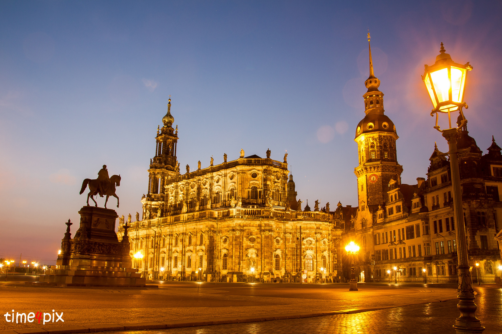 Theaterplatz mit Hofkirche