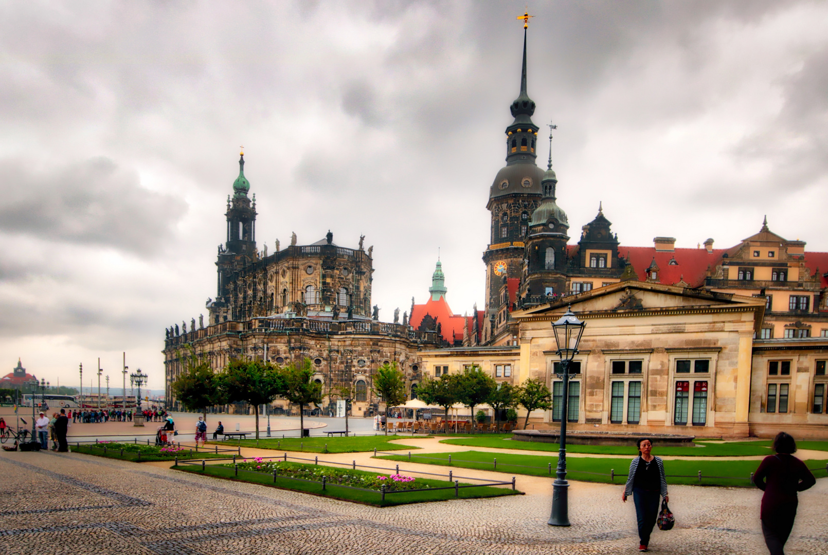 Theaterplatz mit Menschen