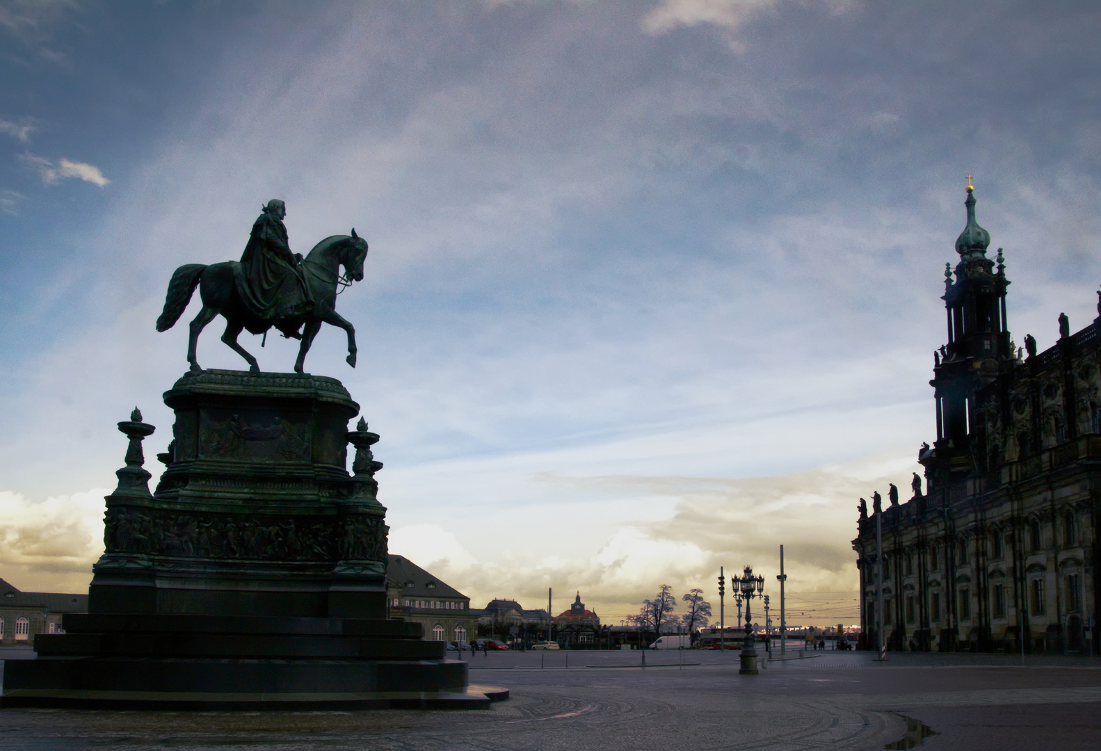 Theaterplatz nach dem Regen